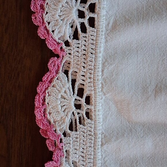 Vintage 1950s Hand Embroidered Easter Basket Tablecloth 72x53 w/ Crochet Trim - Picture 7 of 16